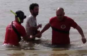 Tubarão: homem é resgatado pelos Bombeiros após cair com o carro no Rio Capivari