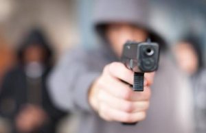 PM prende jovem após ameaçar pessoas com espingarda em Pescaria Brava