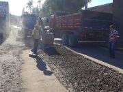 SECRETARIA DE INFRAESTRUTURA REALIZA MELHORIAS E REPAROS EM RUAS DE DIVERSAS ÁREAS DO MUNICÍPIO