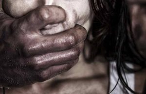 Mulher é estuprada e mantida em cárcere privado por namorado virtual em Navegantes