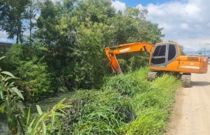 SECRETARIAS SEGUEM TRABALHO DE LIMPEZA DE VALAS PELA CIDADE