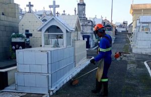 Secretaria realiza limpeza no cemitério e encontra túmulos irregulares