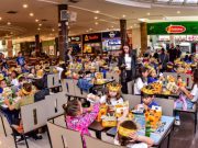 Estudantes têm dia mágico de Páscoa com cinema, Giraffas e doação de chocolate