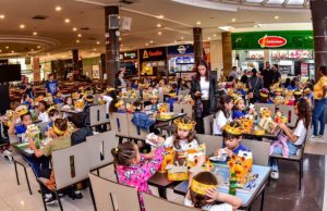 Estudantes têm dia mágico de Páscoa com cinema, Giraffas e doação de chocolate
