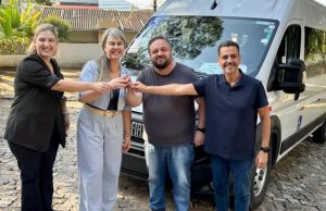 Prefeitura recebe van para transportar jovens atendidos pelo programa Bem Viver