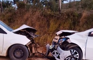 Colisão frontal entre dois carros deixa três feridos