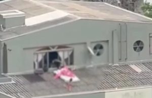 Vídeo: crianças são flagradas brincando com colchão em telhado