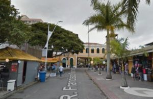 Criança de 5 anos é achada na rua e polícia descobre negligência em casa insalubre