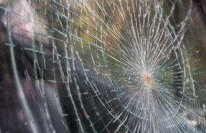 Em surto, homem não aceita término de namoro e destrói carro da ex em Laguna