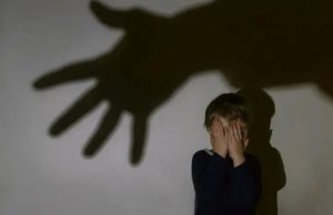 Crianças de 4 e 6 anos são encontradas sozinhas e com sinais de maus-tratos em Criciúma